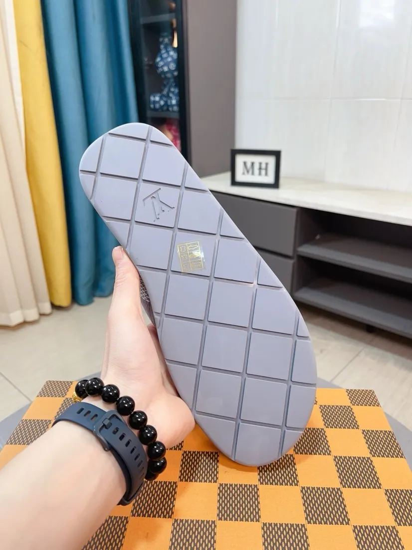 Men's shoes 💰340🌹🌹 (lv-Louis Vuitton) New men's slippers, high-end boutique, exquisite embossed logo decoration on the upper, fine workmanship, super soft soles, casual, loose and comfortable, a must-have in summer! \nsize：38-44